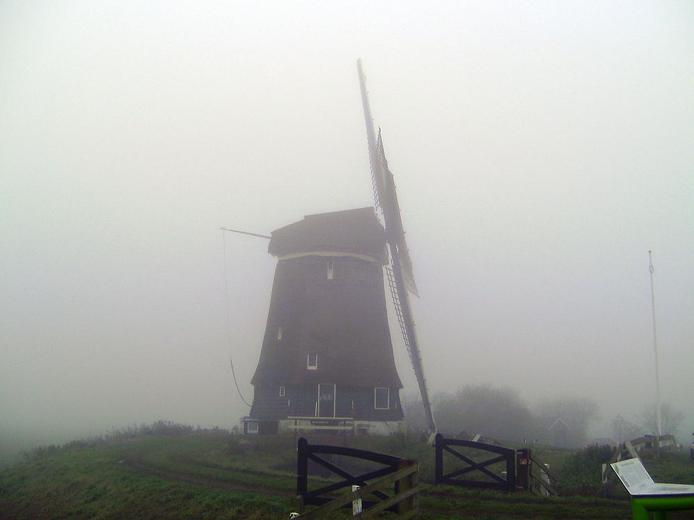 10, Molen 00781 Berkmeermolen (Obdam), De molen in de mist. Julius Meijer (27-10-2012). | Database Nederlandse molens