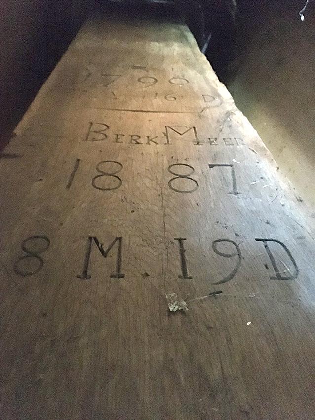 13, Molen 00781 Berkmeermolen (Obdam), Jordie Nannes (5-8-2020)Op deze foto is te zien dat er een spil uit de Beemster in de molen is gezet. Waarschijnlijk na een spilbreuk. Het jaartal van wanneer verwijderd en geplaatst is in de spil gehakt. | Database Nederlandse molens