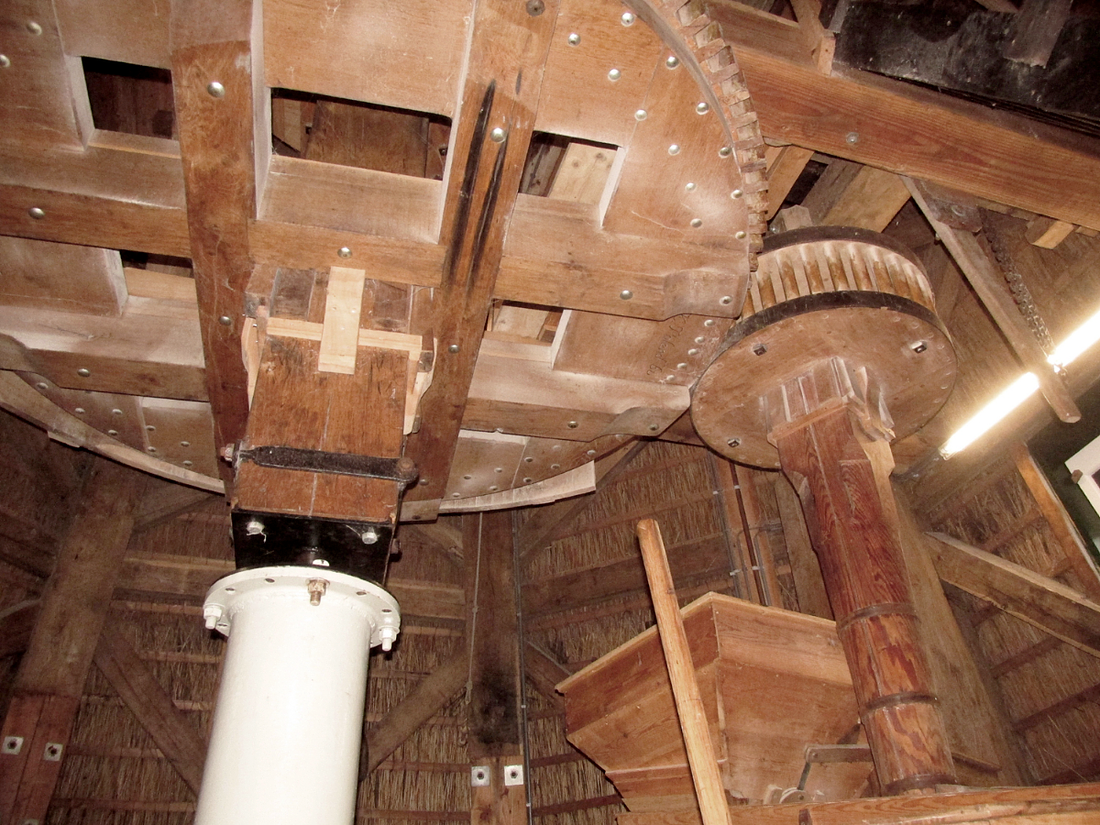 11, Molen 01639 De Traanroeier (Oudeschild), Piet Glasbergen (27-1-2018)Spoorwiel met de overgang van metalen spilbuis naar houten koningsspil, stammende uit 1999. | Database Nederlandse molens