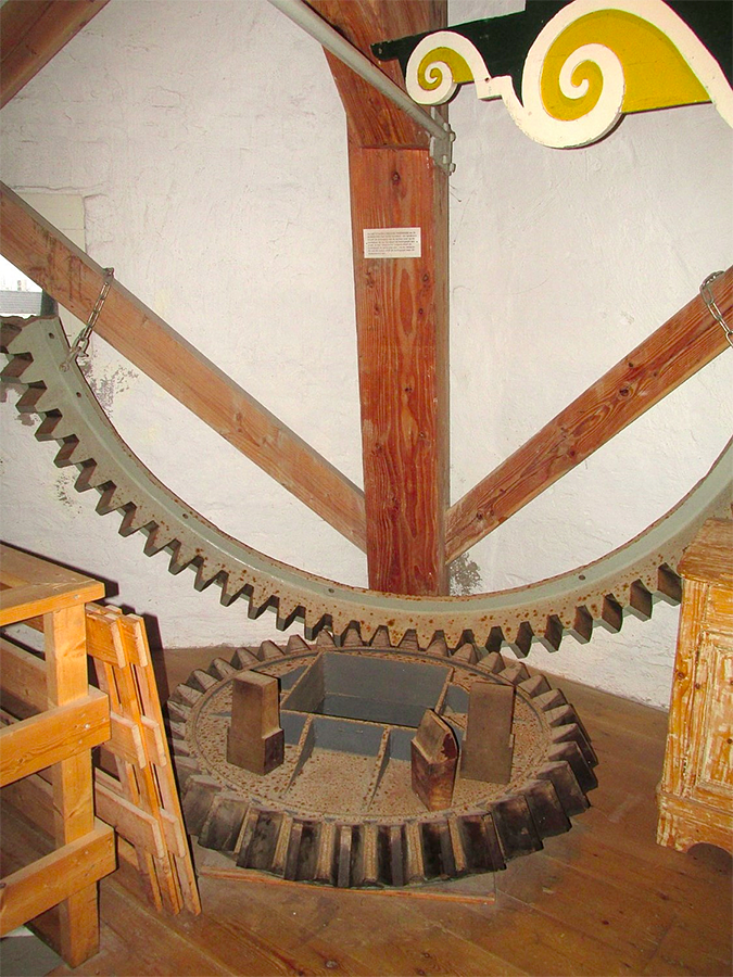 17, Molen 01639 De Traanroeier (Oudeschild), Piet Glasbergen (27-1-2018)Deel van de conische stalen tandkrans, dat op het bovenwiel zat, en de ijzeren bonkelaar (zie Geschiedenis) | Database Nederlandse molens