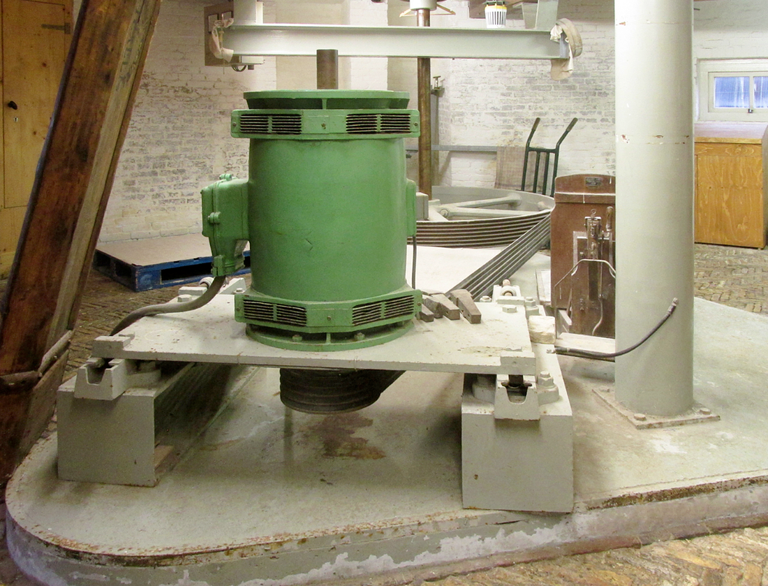 18, Molen 01639 De Traanroeier (Oudeschild), Piet Glasbergen (27-1-2018)Een interessant fenomeen uit een volstrekt voorbije periode. Het opwekken van elektriciteit met klassieke windmolens omstreeks 1950 en later is mislukt. In de Traanroeier zijn daar nog restanten in museumopstelling van over. | Database Nederlandse molens