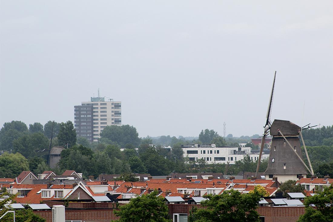 3, Molen 03506 't Roode Hert (Oudorp), Julius Meijer (11-6-2016)Foto vanaf de Karpertongarage in de Alkmaarse binnenstad. Links Strijkmolen B (Zes Wielen) | Database Nederlandse molens