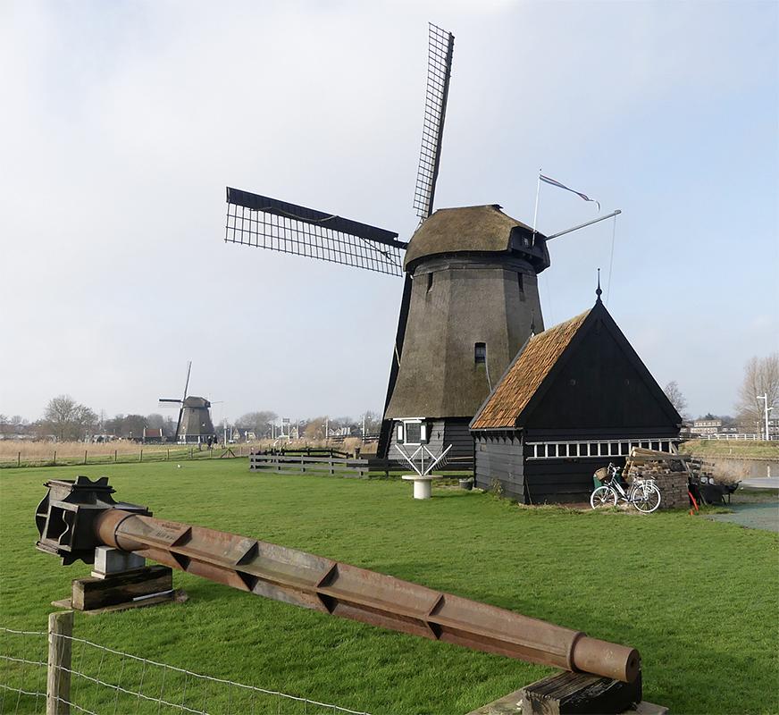 3, Molen 00796 Strijkmolen C (De Zes Wielen) (Oudorp), Piet Glasbergen (13-01-2020)Op de voorgrond de na de brand van 2004 afgekeurde bovenas. | Database Nederlandse molens
