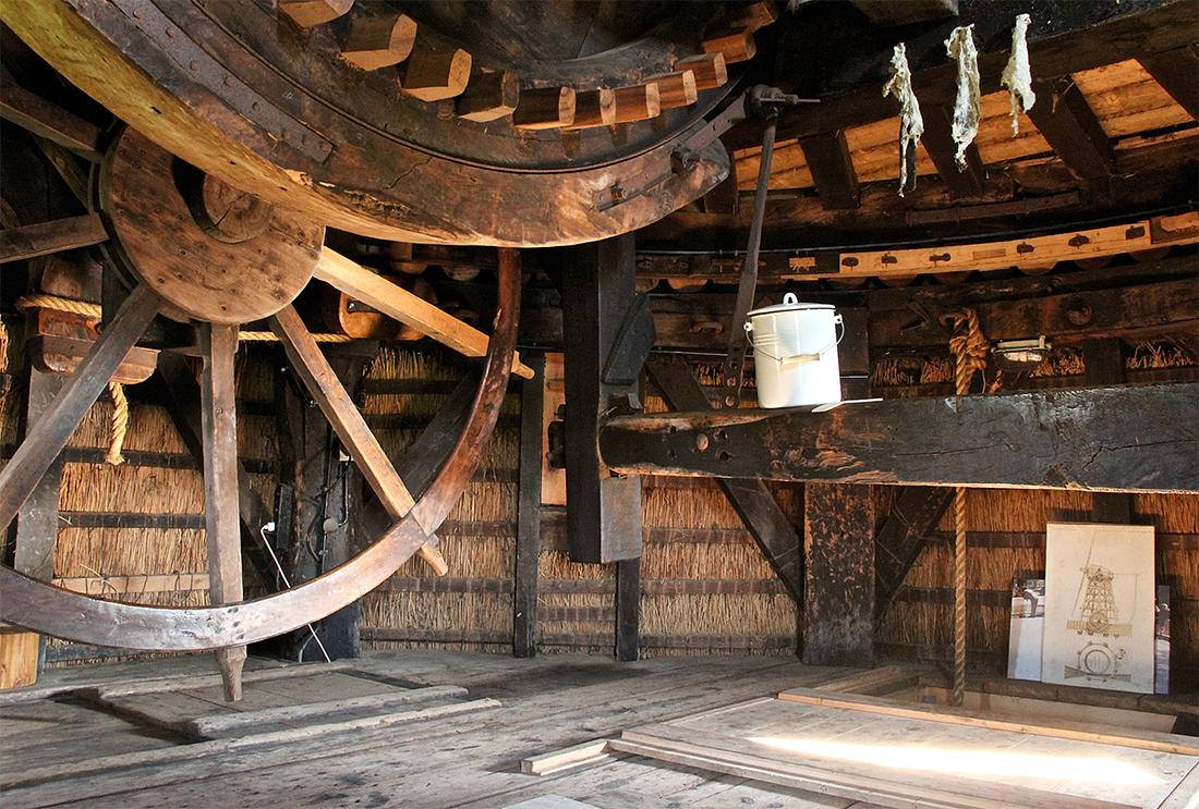 8, Molen 00797 Strijkmolen D (Zes Wielen) (Oudorp), Tom Kreuning (11-09-2015)Interieur van de kap, de koningspil en overig gaandewerk is uit de molen gehaald. | Database Nederlandse molens