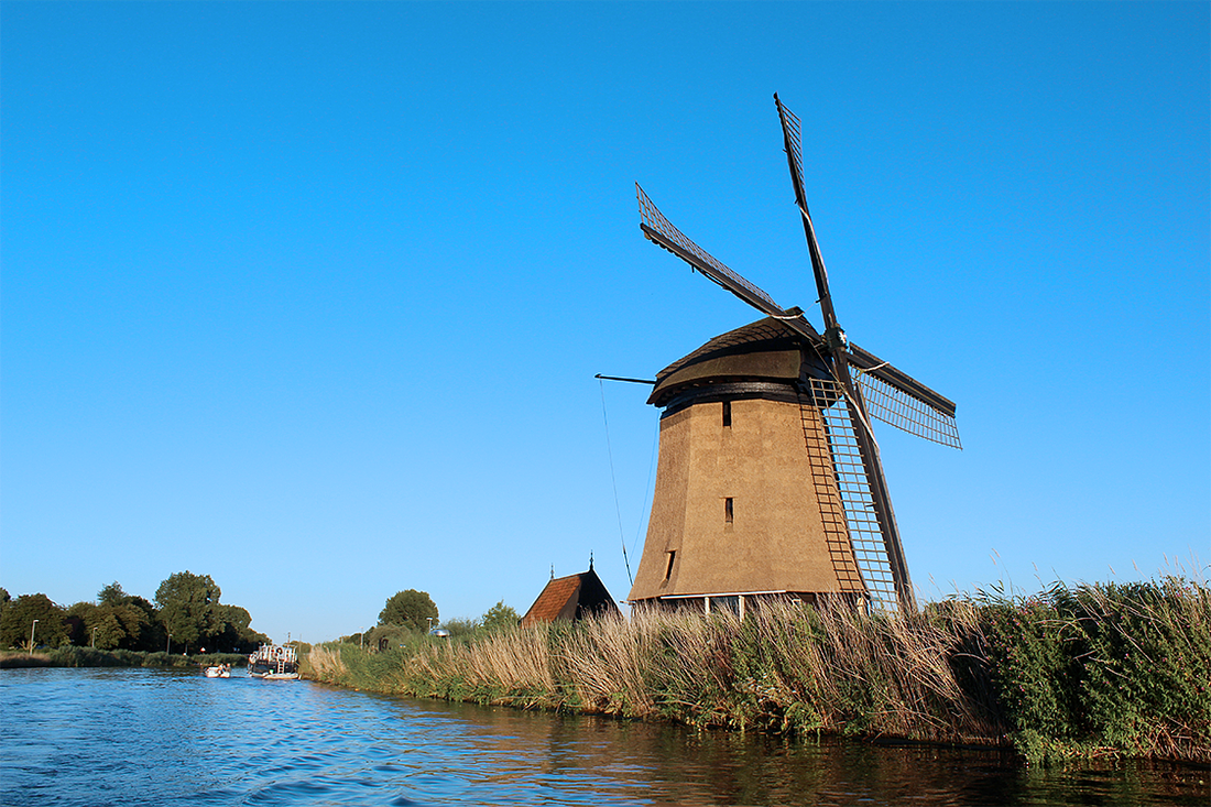 1, Molen 00798 Strijkmolen E (Zes Wielen) (Oudorp), Julius Meijer (18-7-2016). De molen heeft net een nieuw rietdek gekregen.  | Database Nederlandse molens