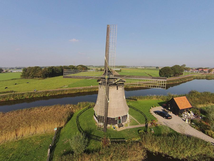 5, Molen 00168 Strijkmolen I (Oterleek), Dronefoto: René Pronk (3-10-2014). | Database Nederlandse molens