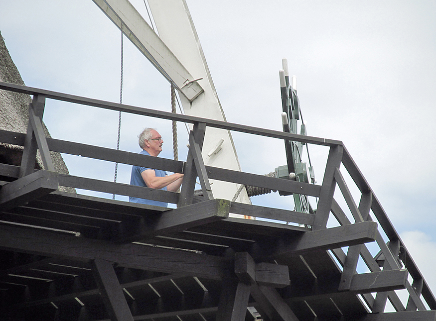 7, Molen 00362 De Zandhaas (Santpoort), Piet Glasbergen (12-8-2013). Molenaar Jos Kors aan het werk. | Database Nederlandse molens