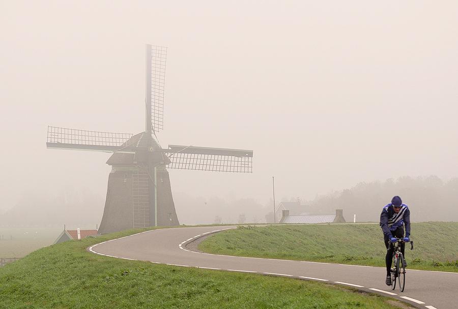 4, Molen 01469 i De Grote Molen (Schellinkhout), Chris van Gijs (28-10-2014).Een mistige dag levert in dit geval een aparte foto op.  | Database Nederlandse molens