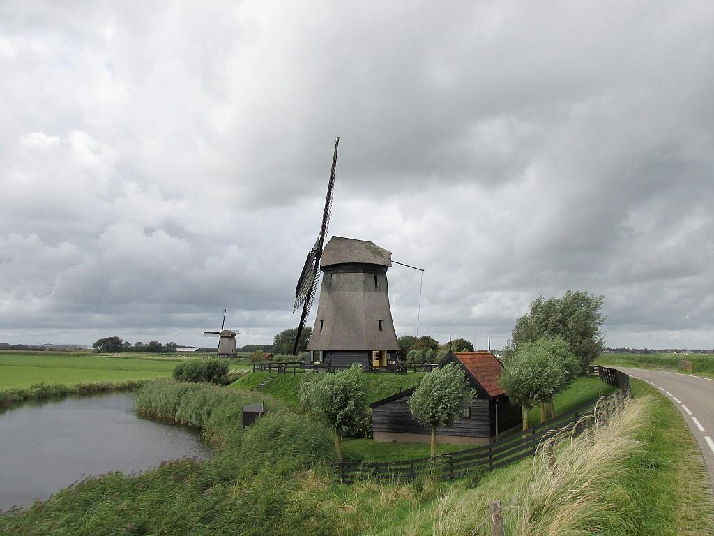 2, Molen 00116 Bovenmolen G (Schermerhorn), Abel van Loenen (4-9-2016)Links Ondermolen K, rechts Bovenmolen G. | Database Nederlandse molens