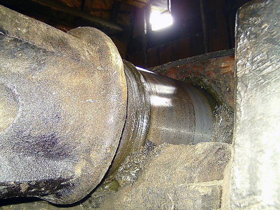 9, Molen 00129 Ondermolen D (Museummolen) (Schermerhorn), Julius Meijer (2-9-2012).De pen van de bovenas. | Database Nederlandse molens