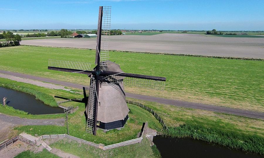 4, Molen 00160 Poldermolen O (Schermerhorn), Dronefoto: René Pronk (24-5-2015)Rechts naast de molen: Ondermolen C, Ondermolen D (De museummolen) en Bovenmolen E. Links van de molen in de verte is Ondermolen K nog net te zien.  | Database Nederlandse molens