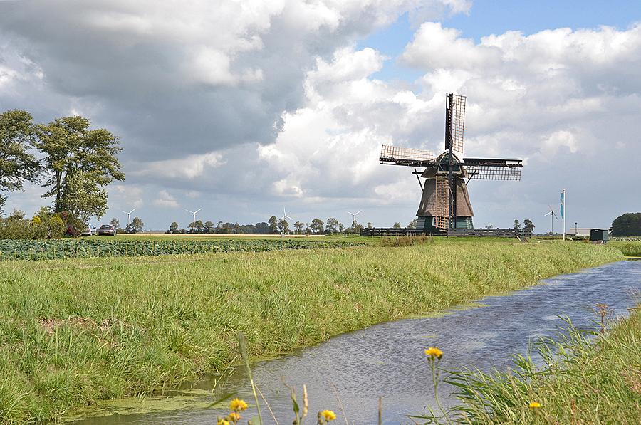 1, Molen 00318 Grebmolen (Schoorldam), Een landschappelijk plaatje met de aanvoersloot op de voorgrond. In de verte de onvermijdelijke windturbines.  Rob Pols (13-8-2014). | Database Nederlandse molens