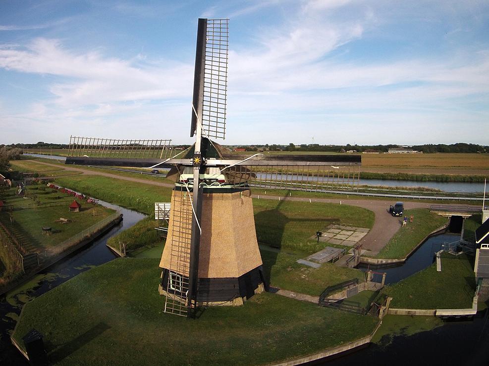 4, Molen 01632 Molen N-M of Noorder-M (Sint Maartensvlotbrug), Rene Pronk (18-7-2015)De molen pronkt hier in zijn nieuwe rieten jas. | Database Nederlandse molens
