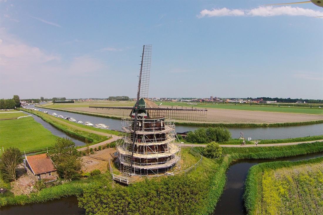 5, Molen 00788 Molen A / Twuyvermolen (Sint Pancras), Rene Pronk (05-06-2015)Al het riet is verwijderd. De steigers zijn opgebouwd en binnenkort kan de rietdekker aan de gang. | Database Nederlandse molens
