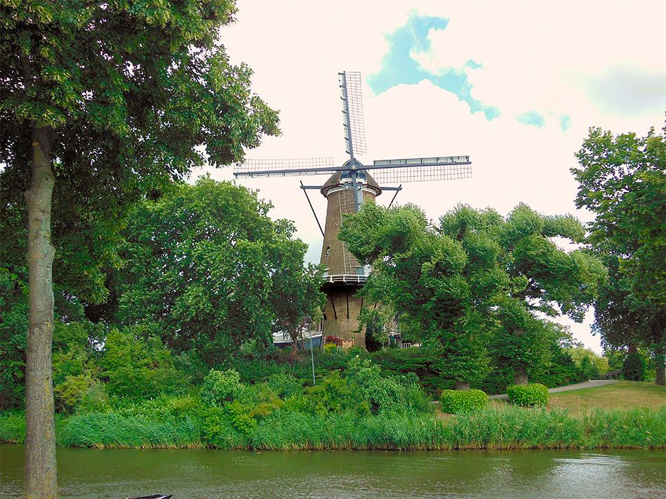 4, Molen 00039 De Groot / Molen van Piet (Alkmaar), R Kingma (23-8-2013)De molen op het bolwerk Alkmaar. | Database Nederlandse molens