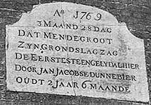 10, Molen 00039 De Groot / Molen van Piet (Alkmaar), Foto van de gevelsteen uit de jaren '90 van de vorige eeuw.  collectie Cees Piet. | Database Nederlandse molens