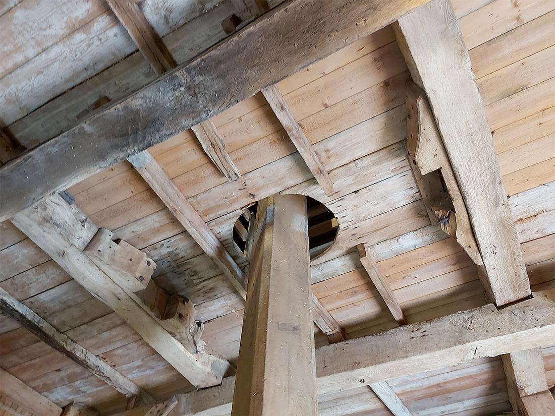 17, Molen 01082 De Viaan (Alkmaar), Jesse Bergquist (22-4-2021)Goed is nog te zien waar het spilkalf vast heeft gezeten in de tijd dat deze molen nog een scheprad had. | Database Nederlandse molens