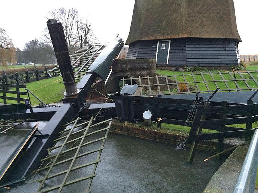 8, Molen 00360 Geestmolen (Alkmaar), Asbreuk op 15 januari 2015 tussen 9 en 10 uur. Het gevlucht ligt deels in het water.  Eric Zwijnenberg (15-1-2015).  | Database Nederlandse molens