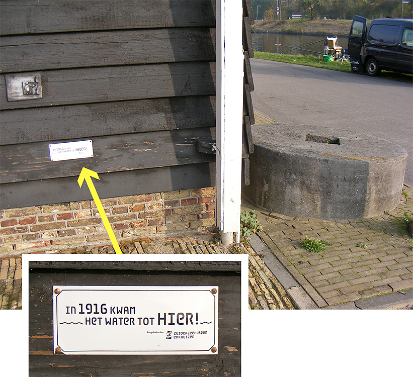 6, Molen 00238 D'Admiraal (Amsterdam-Buiksloot), Martin E. van Doornik (12-11-2016)Een niet onbelangrijke herinnering dat er een watersnoodramp in januari 1916 in Amsterdam-Noord en omgeving plaats heeft gehad. | Database Nederlandse molens