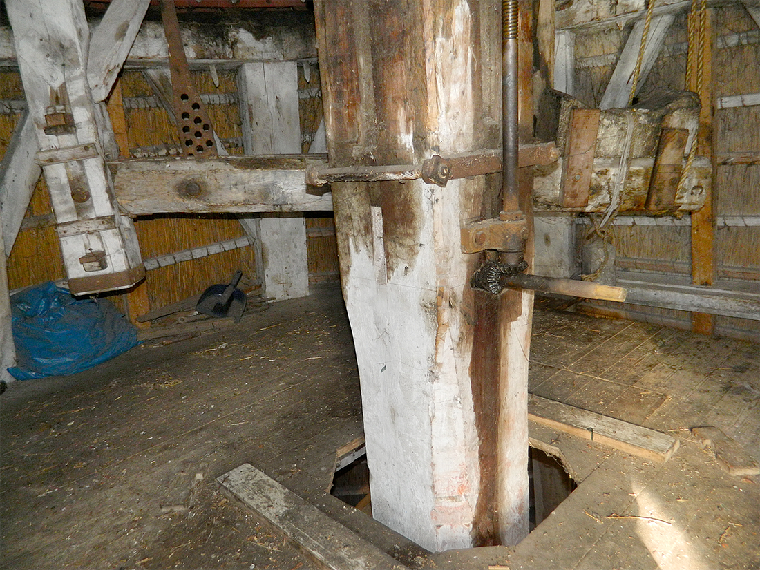 13, Molen 00238 D'Admiraal (Amsterdam-Buiksloot), Vincent Mepschen (1-2-2018)Het hefsysteem op de koningsspil, om de bonkelaar in/uit het werk te zetten | Database Nederlandse molens