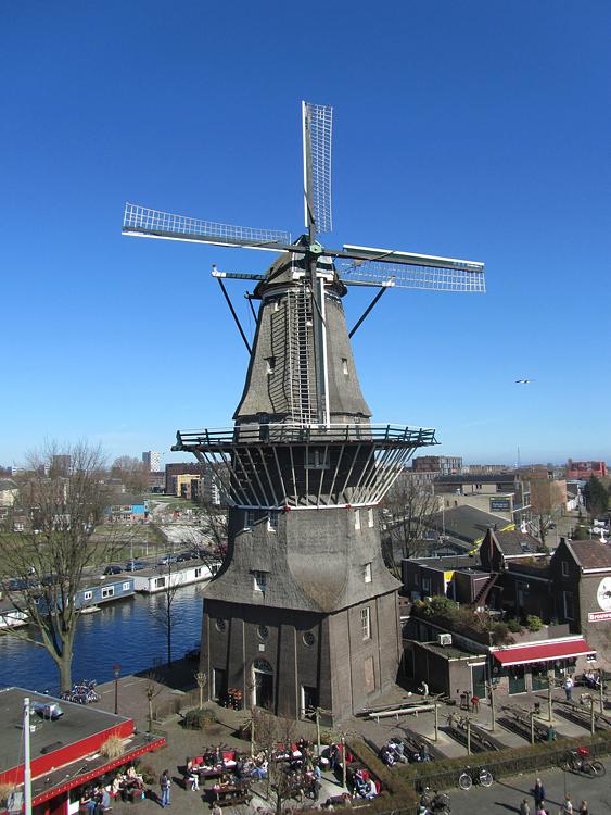 Molen 00699 De Gooyer (Amsterdam), J. van Hertum (25-03-2012 - via Wikipedia) | Database Nederlandse molens