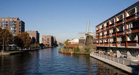 5, Molen 02484 a De Otter (Amsterdam), Steeds meer ingebouwd.... BB (14-10-2007). | Database Nederlandse molens