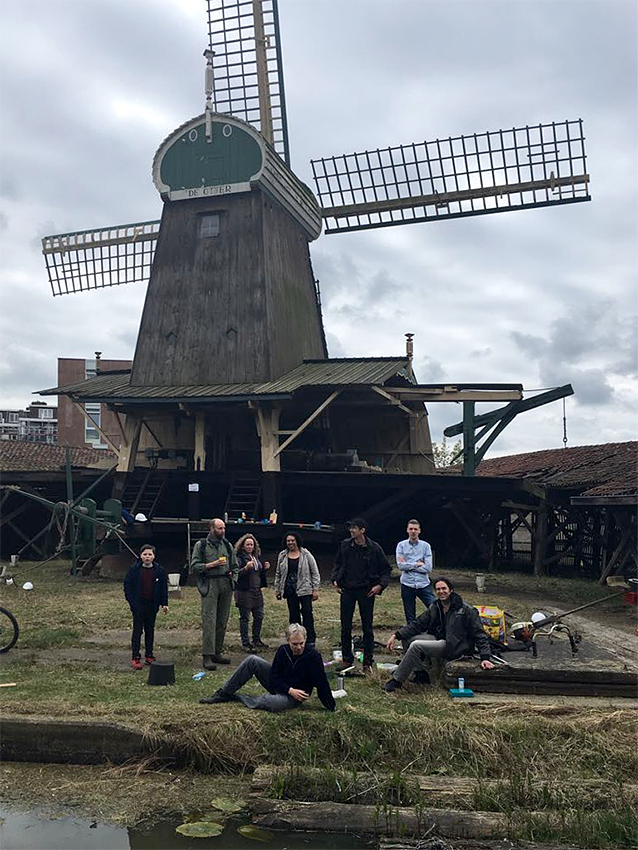3, Molen 02484 a De Otter (Amsterdam), Goed dat een groep vrijwilligers zich inzet voor het onderhoud van het molenerf en ook de (soms weer draaiende) molen. Robert-Jan Prins (14-4-2017) | Database Nederlandse molens