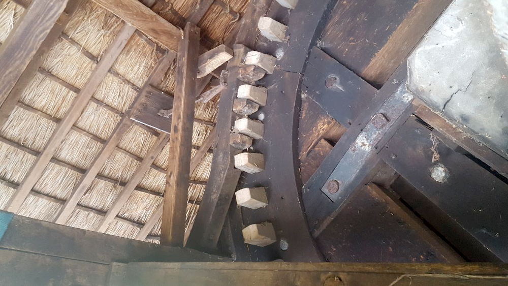7, Molen 01096 Damlandermolen (Bergen), Mats Faber (25-6-2017)De kap staat op een trailer vlakbij de molen. Op het oog lijkt de kap in redelijke staat. | Database Nederlandse molens