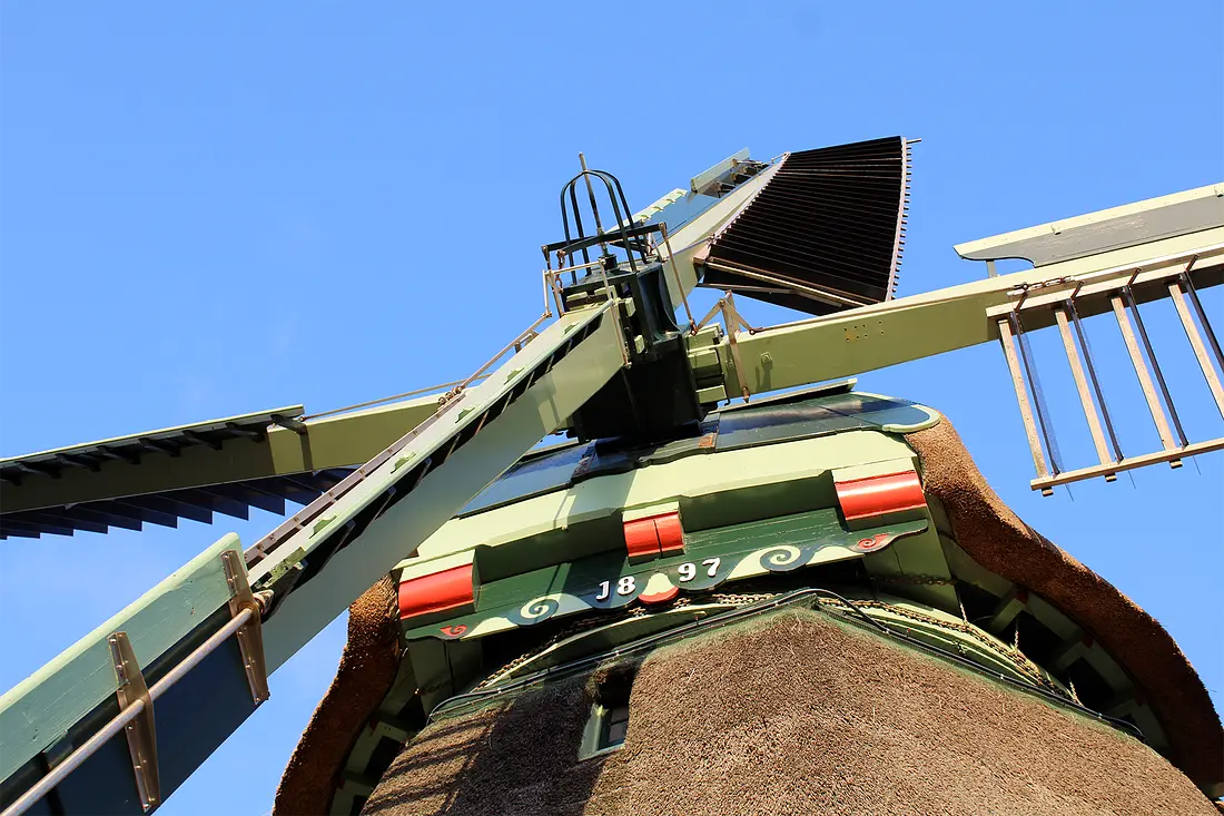 4, Molen 01149 De Krijgsman (Oosterblokker), Tony Hop (06-01-2022)Blik op de baard en de (doorboorde) askop van de molen. | Database Nederlandse molens