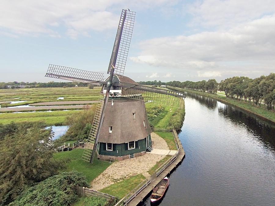2, Molen 00359 Molen D / Oosterdel (Broek op Langedijk), Dronefoto: René Pronk (27-9-2014). | Database Nederlandse molens