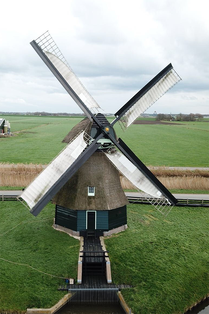 1, Molen 00322 Molen F (Burgerbrug), Klaas Zaal (25-11-2017)Eerste foto van de molen weer malend met zeilen met de nieuwe roeden van de Fa. Blom uit Opmeer die op 8 nov. 2017 werden gestoken, ter vervanging van de deelbare roeden. | Database Nederlandse molens