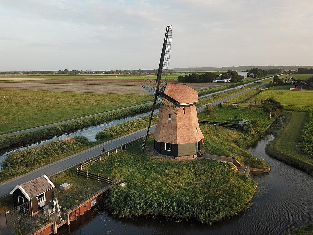 3, Molen 00322 Molen F (Burgerbrug), Klaas Zaal (6-8-2021)Molen F voorzien van nieuw riet. Molenmakers zijn bezig om kruiwerk te verbeteren. | Database Nederlandse molens