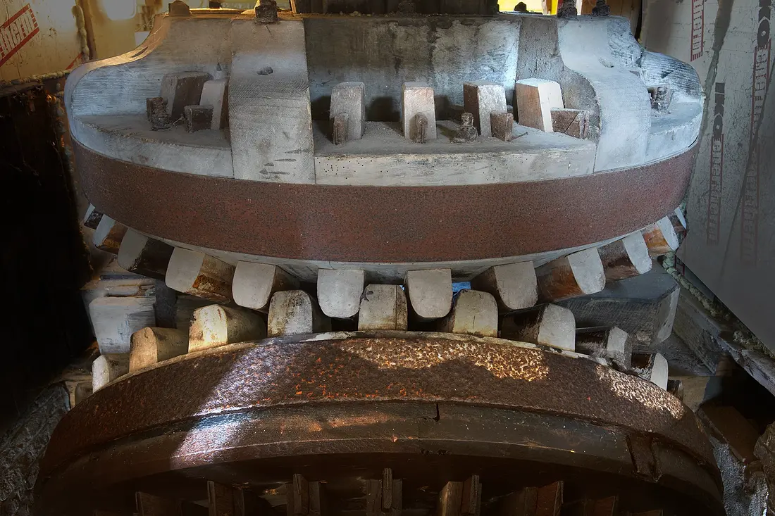 12, Molen 01156 Molen van de Zuidpolder (Edam), BB (9-4-2022)Van de andere zijde gezien: de kammen van onderbonkelaar en vijzelwiel grijpen prachtig in elkaar. | Database Nederlandse molens