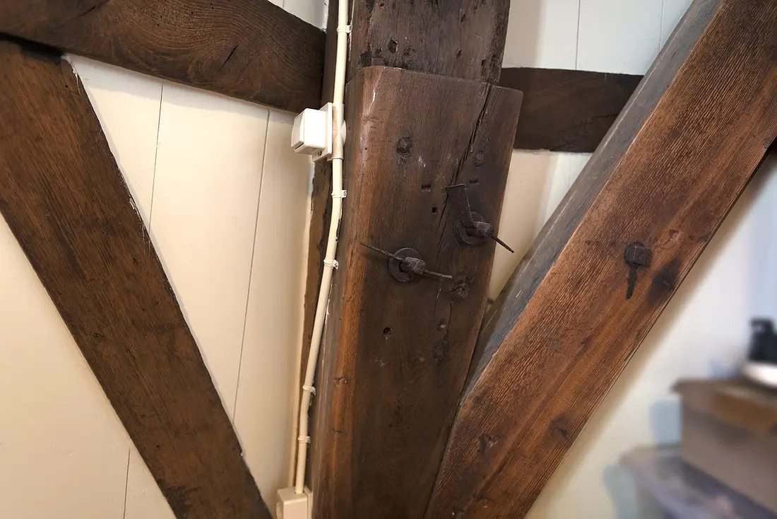 14, Molen 01156 Molen van de Zuidpolder (Edam), BB (9-4-2022)In 1870 of eerder aangelaste achtkantstijlen aan de (voormalige) schepradzijde, die werden namelijk als eerste aangetast door het water. | Database Nederlandse molens