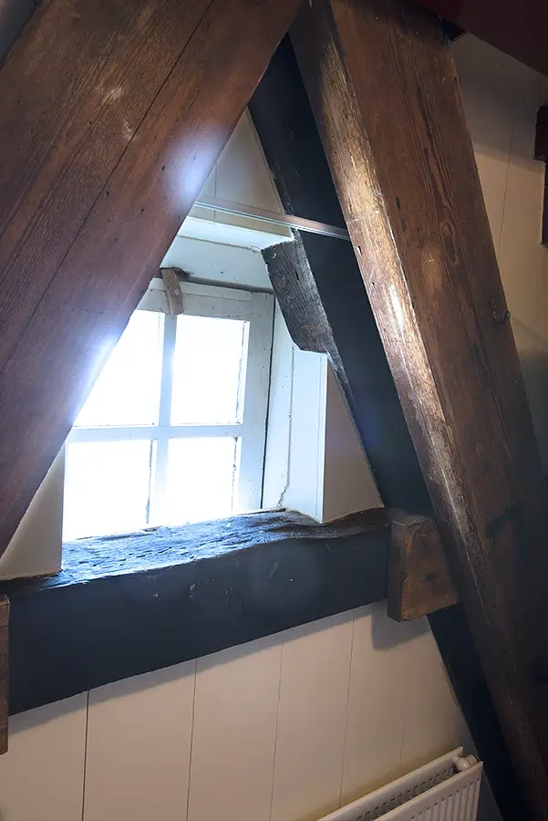 15, Molen 01156 Molen van de Zuidpolder (Edam), BB (9-4-2022)In de ware velden zijn extra grenenhouten veldkruizen aangebracht bij de vervijzeling om de constructie sterker te maken. Het gekke is dat ze precies voor de oude eiken veldkruizen zijn geplaatst. Als je ze laat verspringen zou de constructie veel sterker zijn geweest. Het is een raadsel waarom ze dat destijds niet hebben gedaan. | Database Nederlandse molens
