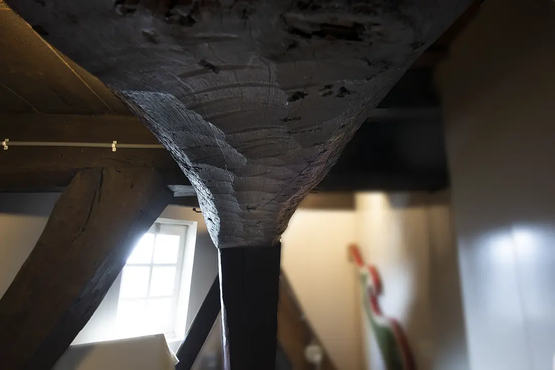 16, Molen 01156 Molen van de Zuidpolder (Edam), BB (9-4-2022)Overduidelijk een met de dissel bewerkte boomstam deze horizontale legeringsbalk in de molen. | Database Nederlandse molens