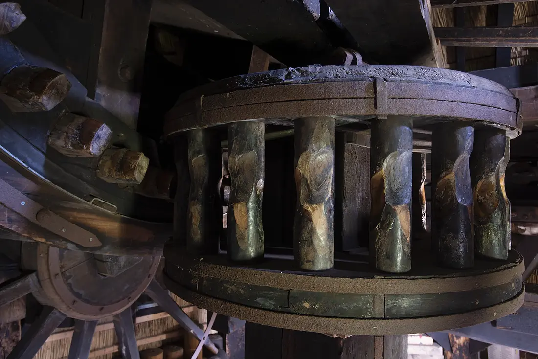 19, Molen 01156 Molen van de Zuidpolder (Edam), BB (9-4-2022)Door het gebruik ontstonden prachtige vormen en kleuren in de staven van de bovenschijfloop. | Database Nederlandse molens
