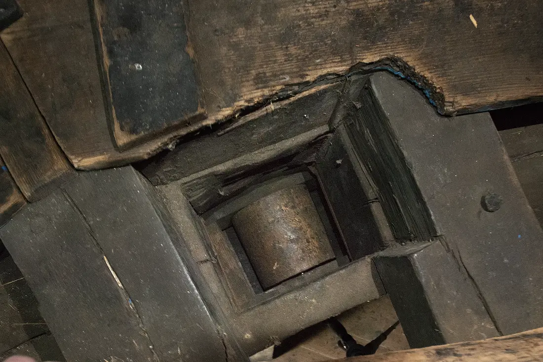 21, Molen 01156 Molen van de Zuidpolder (Edam), BB (9-4-2022)De rollen zijn via een uitsparing op één plek van bovenaf toegankelijk voor eventueel onderhoud. | Database Nederlandse molens