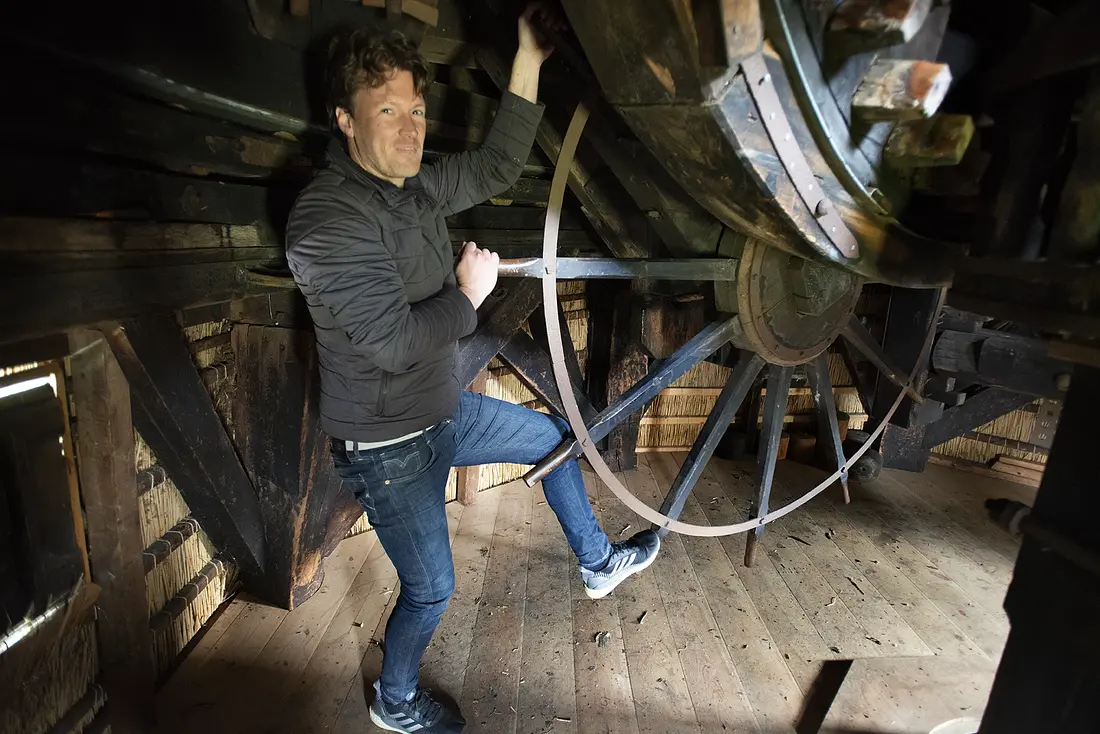 22, Molen 01156 Molen van de Zuidpolder (Edam), BB (9-4-2022)Daarom heet dit type molen een 'binnenkruier'. Mark Ravesloot kruit de Molen van de Zuidpolder binnen in de kap. | Database Nederlandse molens