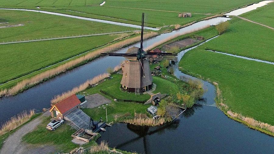 7, Molen 01101 Bosmolen (Egmond aan den Hoef), Dronefoto: René Pronk (1-5-2015). | Database Nederlandse molens
