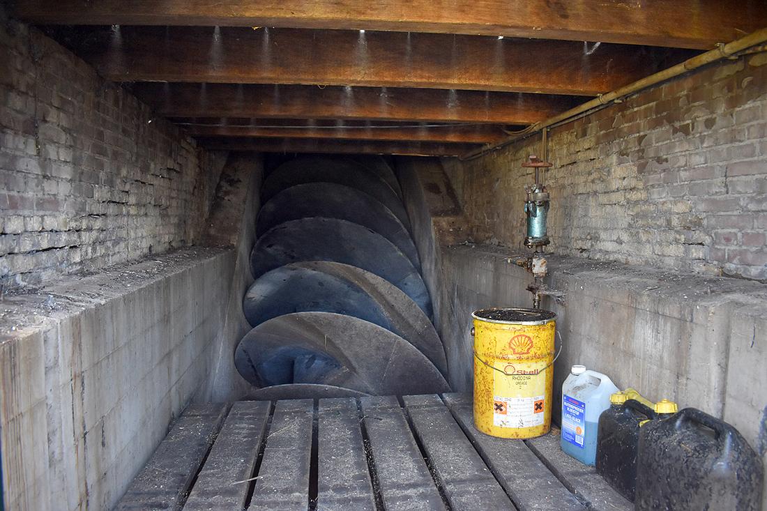 7, Molen 00329 De Groenvelder (Groenveld), Jurre Riphagen (17-7-2019)De vijzel met rechts op de foto een vetpomp te zien voor de onderlager van de vijzel. | Database Nederlandse molens
