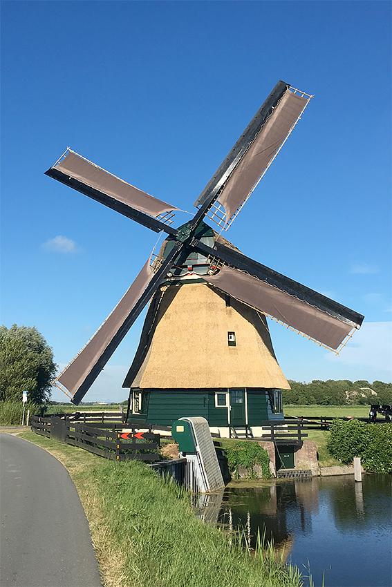 Molen 01627 Groetermolen (Groet / Schoorl), Mats Faber (5-7-2019)De molen in bedrijf met het nieuwe wiekenkruis. | Database Nederlandse molens