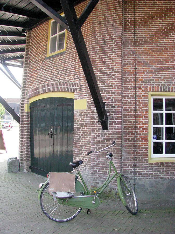 5, Molen 01842 De Westermolen (Dalfsen), Piet Glasbergen (20-4-2018)Hier is goed de bolling in de onderbouw te zien die duidt op eerdere verhoging, waarschijnlijk is hij eerst poldermolen geweest (en dus ouder dan 200 jaar). | Database Nederlandse molens