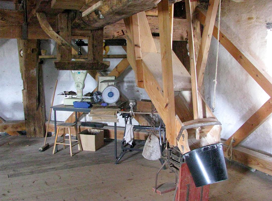 11, Molen 01842 De Westermolen (Dalfsen), Piet Glasbergen (20-4-2018)Interieur meelzolder. Een combinatie van stenen wand en houten kruisen (zie tekst). | Database Nederlandse molens