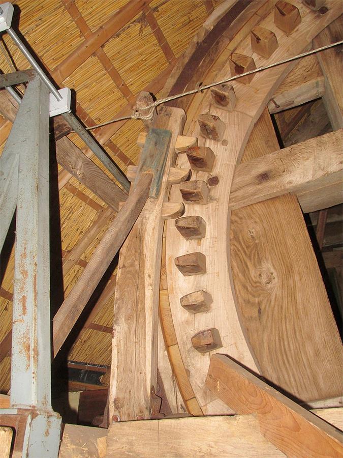 21, Molen 01842 De Westermolen (Dalfsen), Piet Glasbergen (2-5-2018)Bovenwiel en metalen steunconstructies i.v.m. barsten in de balken. | Database Nederlandse molens
