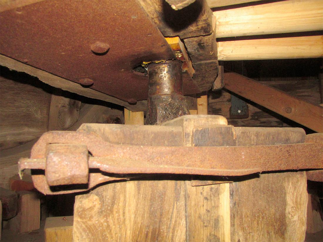 22, Molen 01842 De Westermolen (Dalfsen), Piet Glasbergen (2-5-2018)Bovendraaipunt koningsspil ook hier: aanpassing, de bovenpunt is scheef van ouderdom. | Database Nederlandse molens
