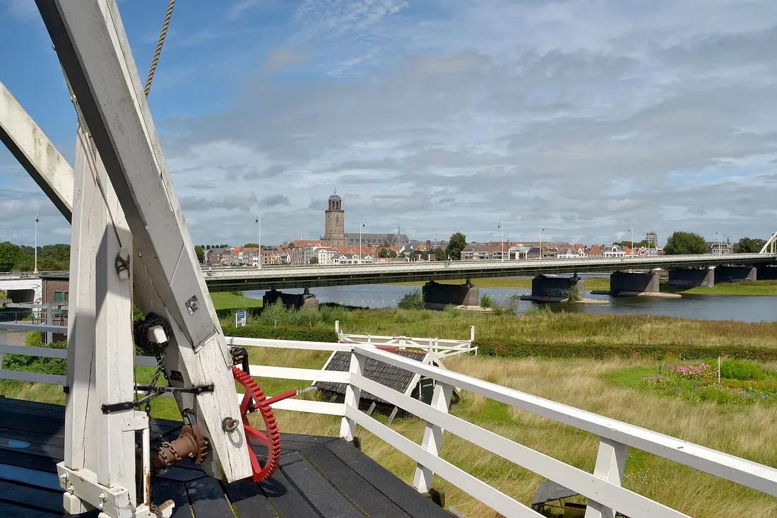 8, Molen 01010 Bolwerksmolen (Deventer),  Rob Pols (12-8-2023)De kruilier en een zicht op Deventer | Database Nederlandse molens