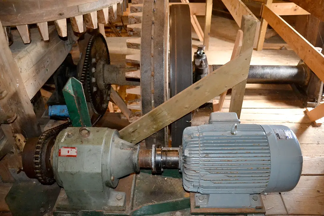 19, Molen 01010 Bolwerksmolen (Deventer), Rob Pols (12-8-2023)Motor met aandrijfketting om machinaal te kunnen zagen.  | Database Nederlandse molens