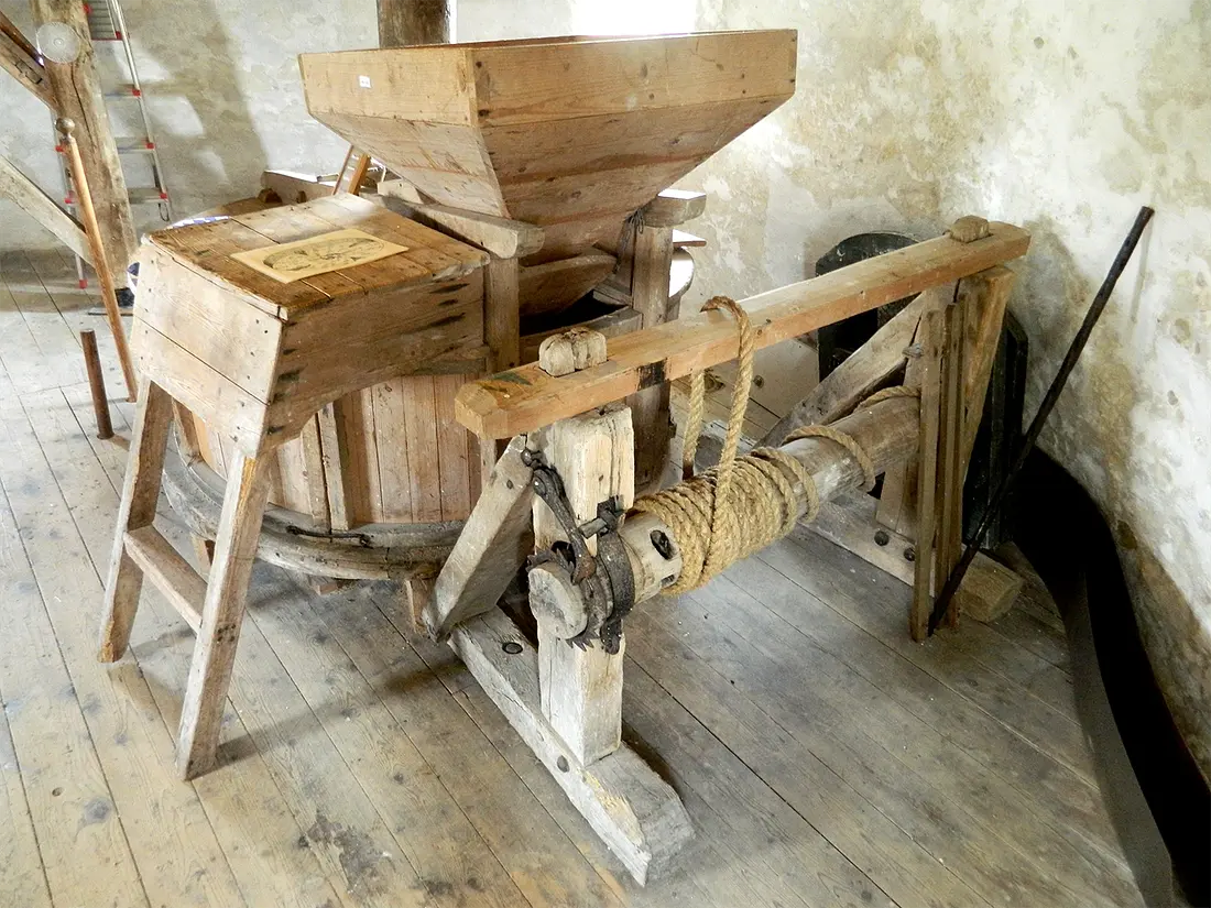 12, Molen 01031 Molen van Frielink / Grobbenmolen (Fleringen), Vincent Mepschen (10-6-2018)Het koppel stenen met de hijsinrichting om de steenspil te lichten. | Database Nederlandse molens