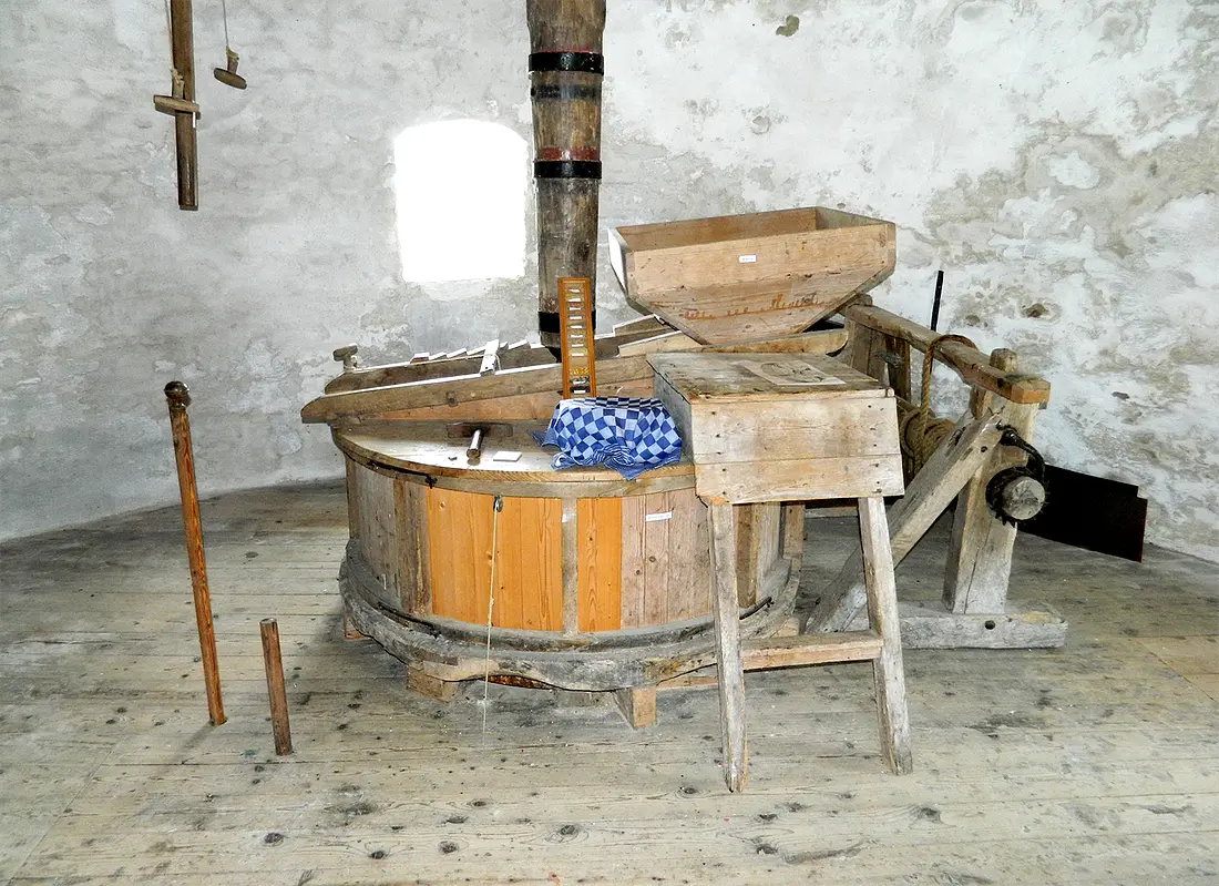 11, Molen 01031 Molen van Frielink / Grobbenmolen (Fleringen), Vincent Mepschen (10-6-2018)Het koppel maalstenen. | Database Nederlandse molens